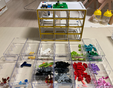 레고 색깔별로 분류하는 모습