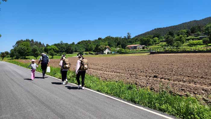그늘 한 점 없는 뙤약볕 아래 우리 가족