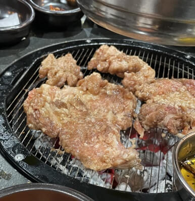 양념-돼지갈비처럼-생긴-오득살이-불판-위에-올려진-사진