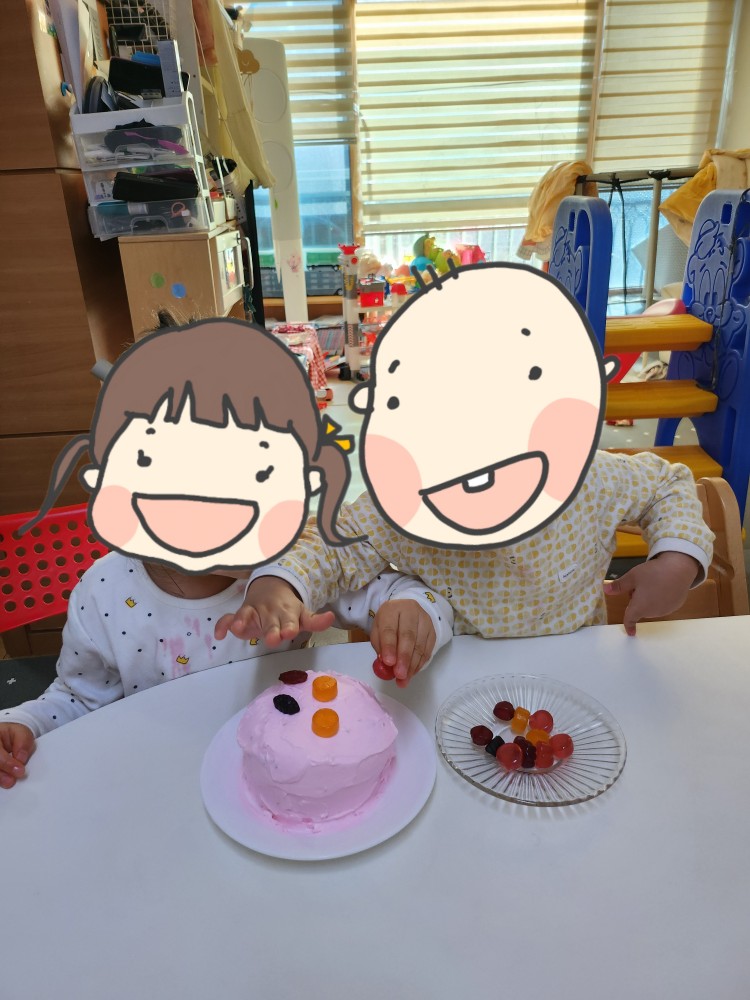 젤리로 케이크를 꾸미는 아이들