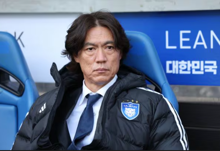 감독석에서-경기를-지켜보는-홍명보 감독