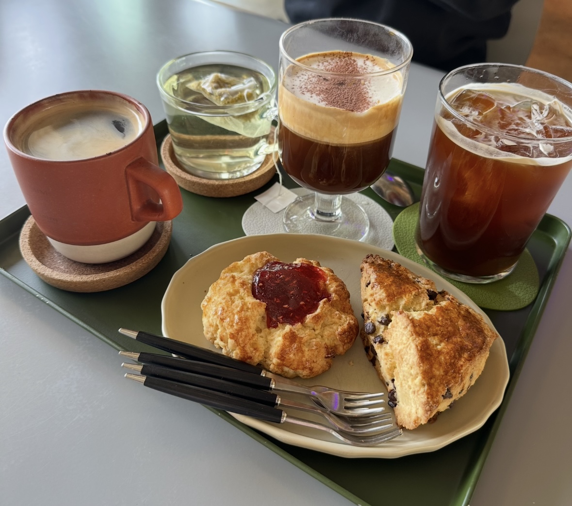 비교적 열량이 적은 아메리카노와 스콘