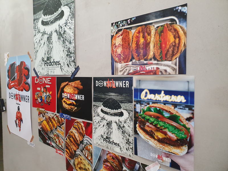 벽면에-붙은-다운타우너-포스터들