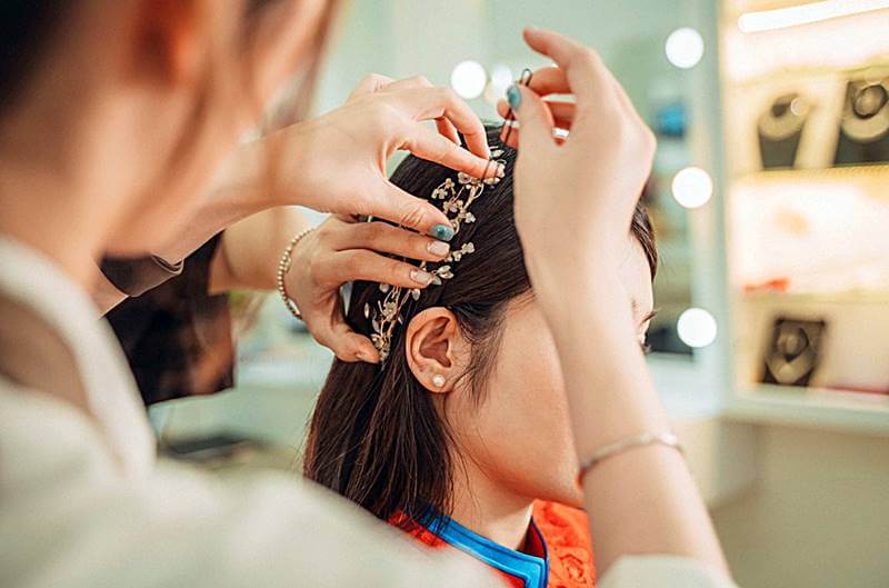 결혼식-신부의-헤어-스타일링-하는-모습