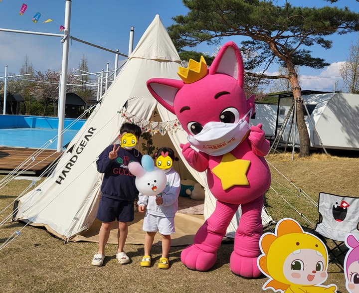키즈캠핑에서-아이둘이-마스코트와-찍은-사진