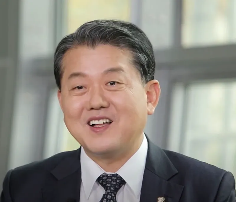 국회의원 인터뷰 장면11.webp