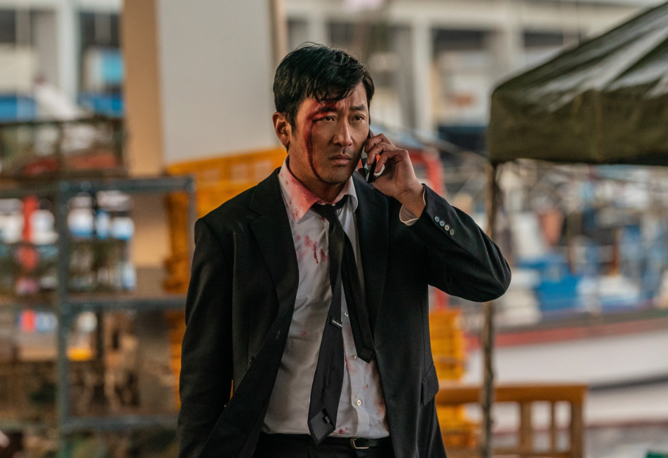 영화 브로큰 어디론가 전화를 거는 민태