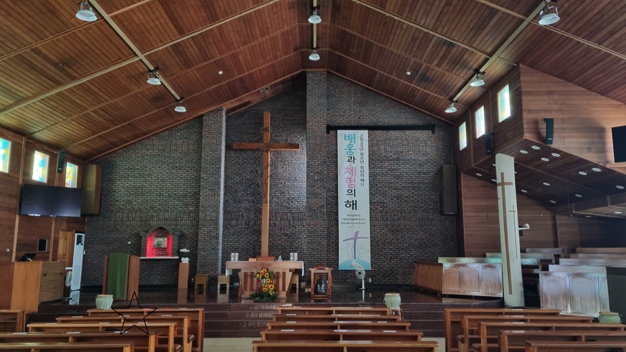 부산 하단성당 성전 안 십자고상, 감실, 제대, 제단 사진