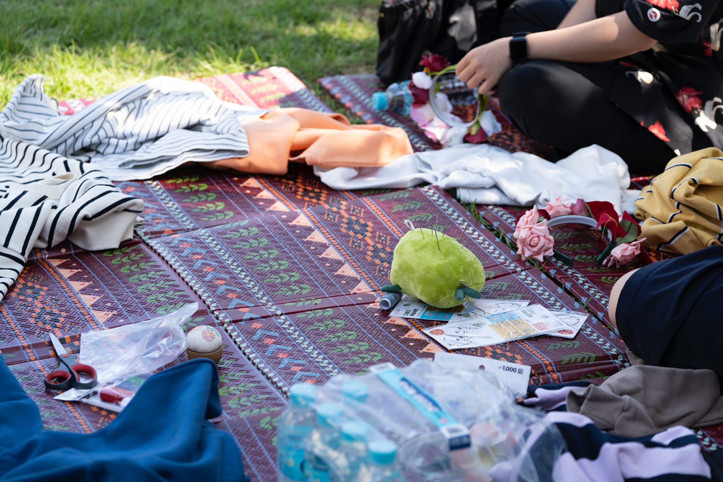 옷가지와 바늘이 놓여져 있다.