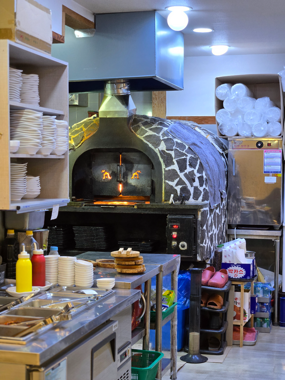 착한물고기 생선 굽는 화덕 위에서 익어가는 생선