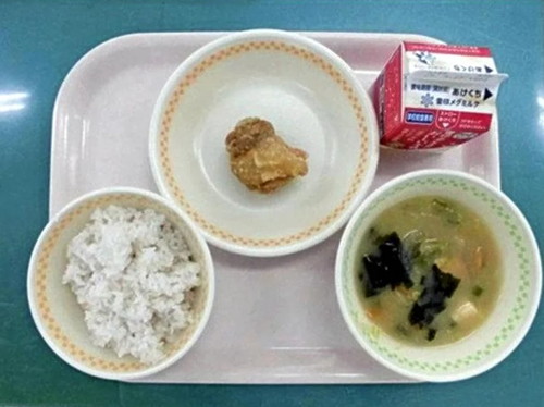 카라아게 1개로 부실 논란에 쉽싸인 일본의 초등학교 급식