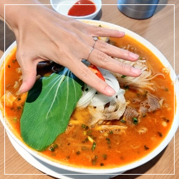 곱창쌀국수 여자 손과 비교