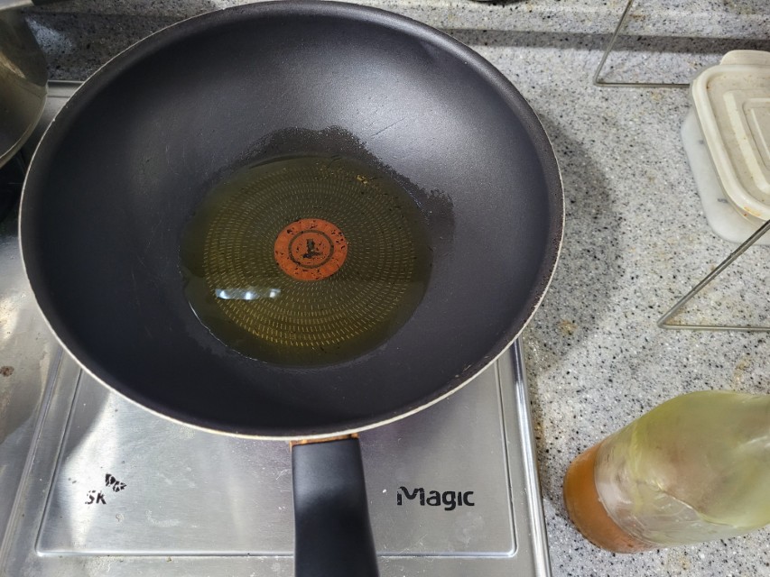 들기름을 두른 팬