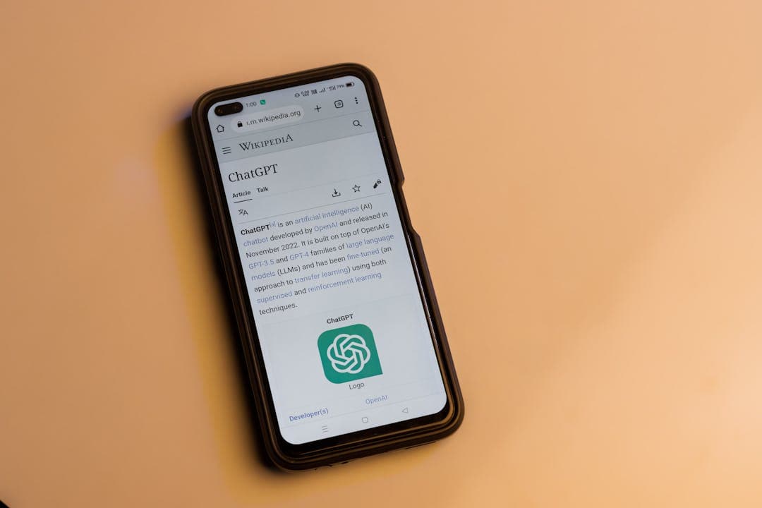 위키피디아에서 챗GPT 정보 페이지를 검색 중인 스마트폰 화면