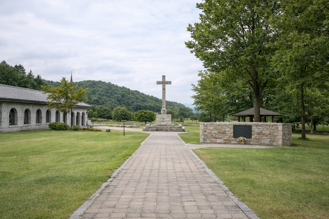 안성 죽산성지 주변의 조용한 길과 잔디, 차분한 분위기의 성지 공간이 보이는 모습