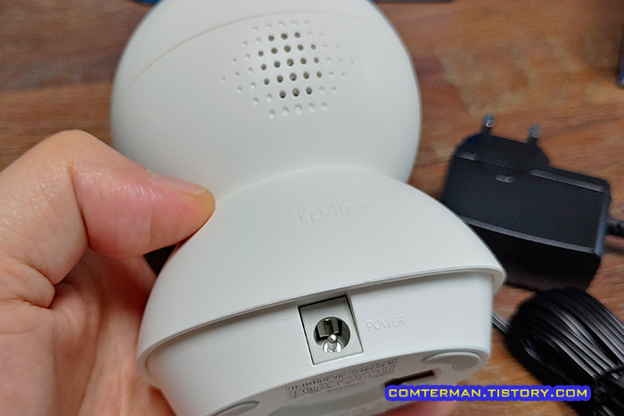 티피링크 Tapo TC70 스피커 및 전원 연결부