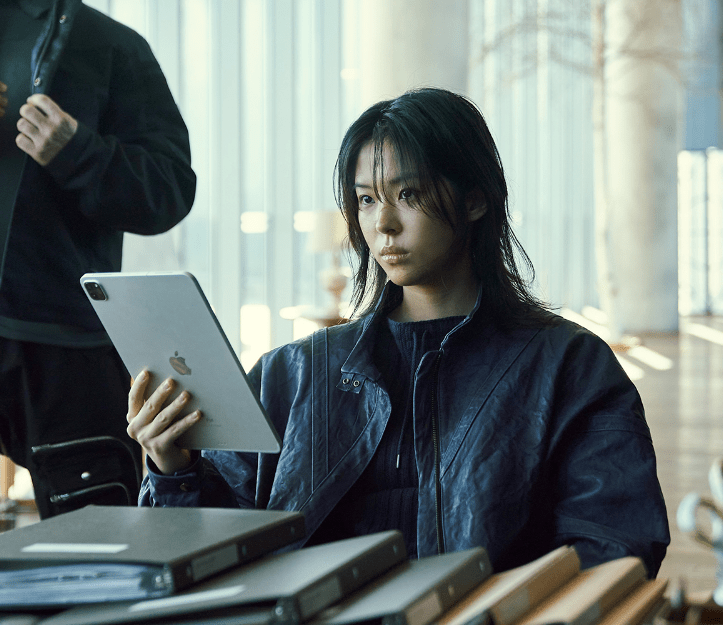 아이패드를-잡고-있는-조현