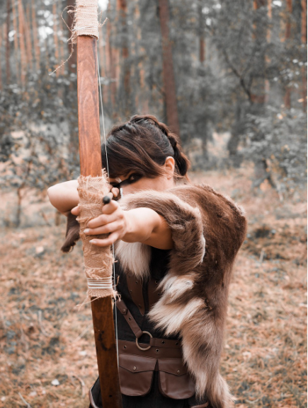 숲속에서 전통 활을 들고 조준 자세를 취한 아마존에서의 인물이 마치 영화 <아마존의 활명수> 를 연상케 한다.