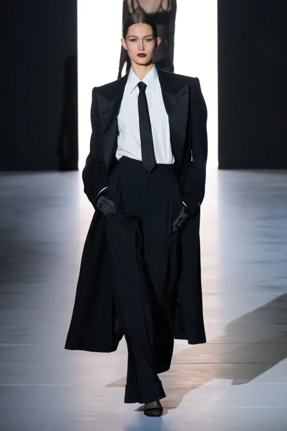 Dolce & Gabbana 2023 F W RTW 올블랙 코트와 블랙화이트 계열상하의를 입은 모델