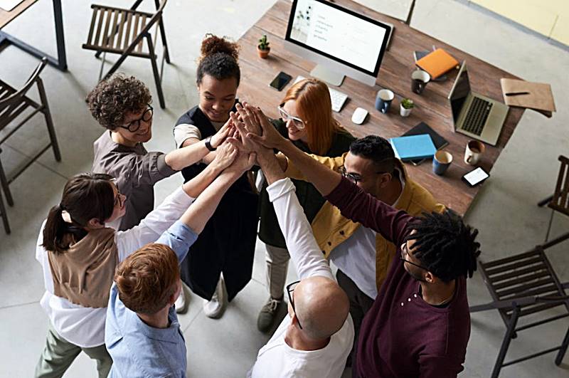 여러사람들이-손을-모아서-머리위로-올리는-모습