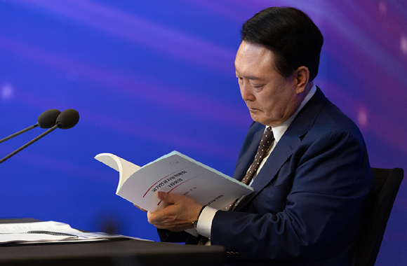 윤석열 대통령이 지난달 26일 서울 광화문 포시즌스호텔에서 열린 대통령 직속 국가인공지능위원회 출범식 및 1차 회의에서 자료 책자를 살피고 있다. [사진=대통령실]