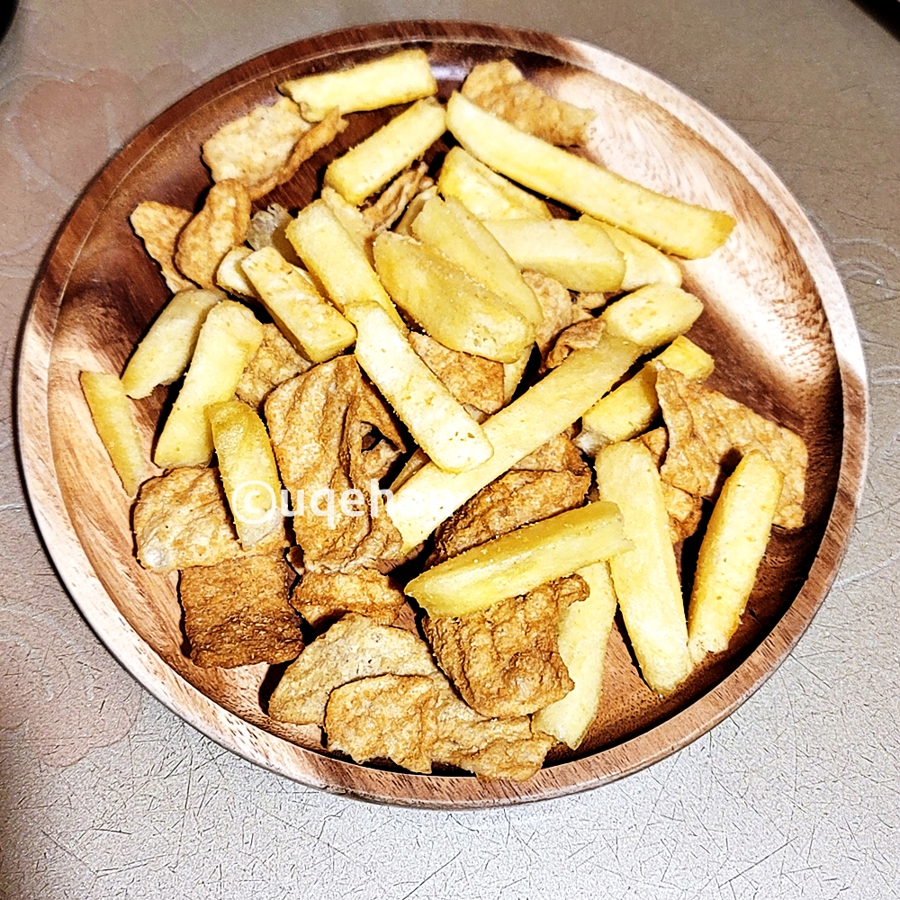 1860 조셉말린 피쉬 앤 칩스 내용물이 나무접시 위에 올려져 있다.