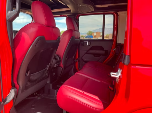 지프 랭글러 내부디자인