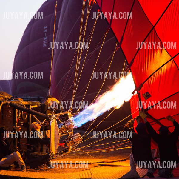 바간 평원을 날아가는 열기구를 땅에서 촬영한 모습.