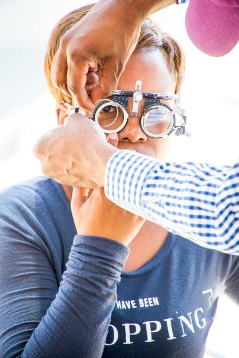 시력 교정 중인 모습