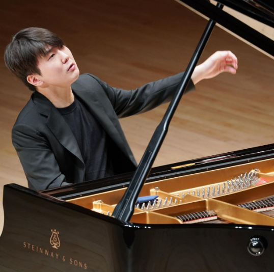 조성진 연주 모습