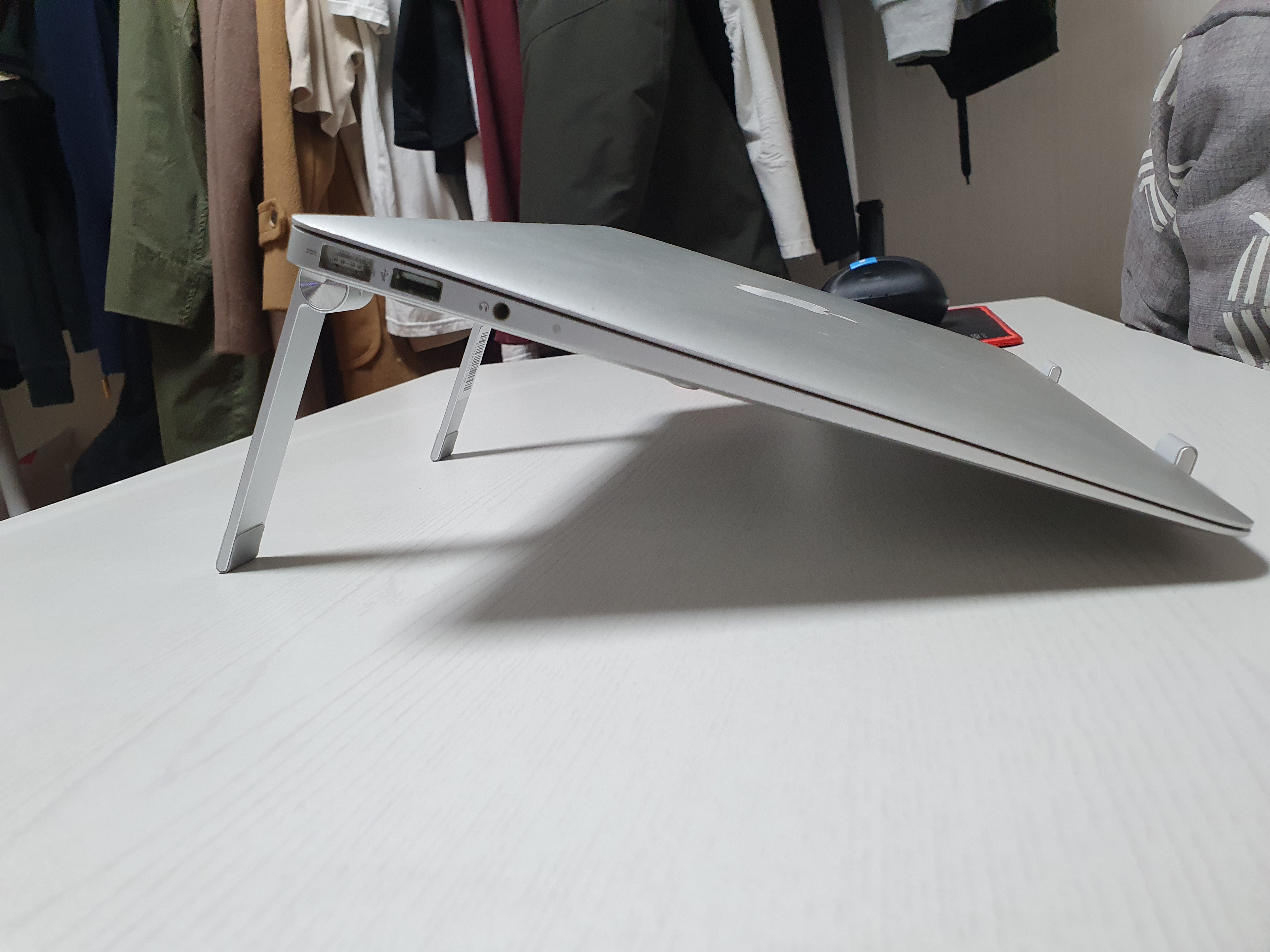 노트북 올린 거치대 측면