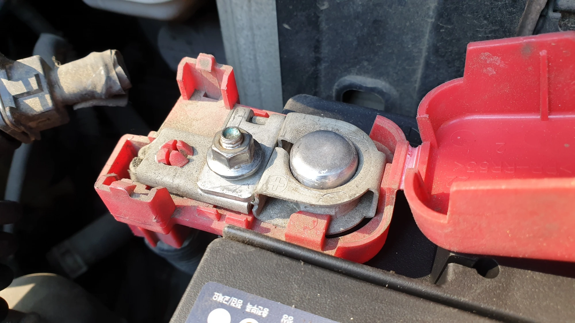 플러스 단자 브래킷 연결 모습