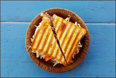 토스트가 접시에 담긴 모습