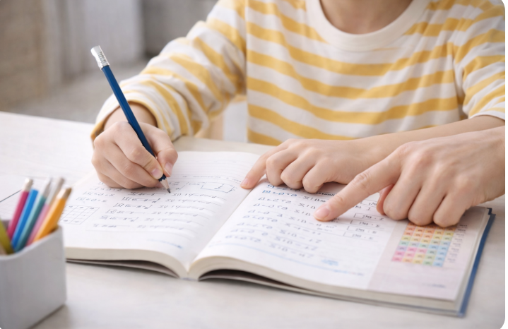 부모가 초등학생 자녀와 함께 공부를 도와주는 가정 모습