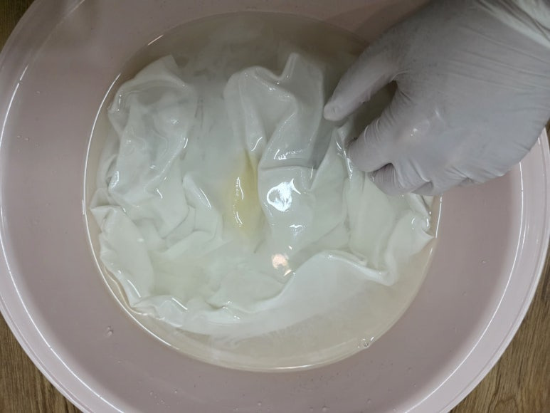 표백할 티셔츠 담그고 눌러주는 모습