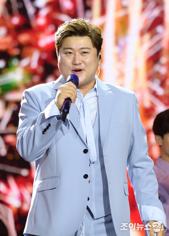 가수 김호중이 30일 오후 경기도 고양시 일산서구 고양체육관에서 SBS 추석특집쇼 '김호중의 한가위 판타지아' 무대 리허설을 갖고 있다. [사진=정소희 기자]