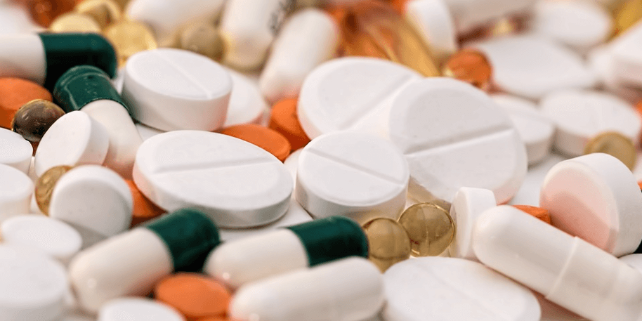 여러가지 알약들이 쌓여 있다