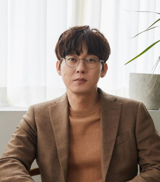 박병은 배우가 웃고 있는 모습