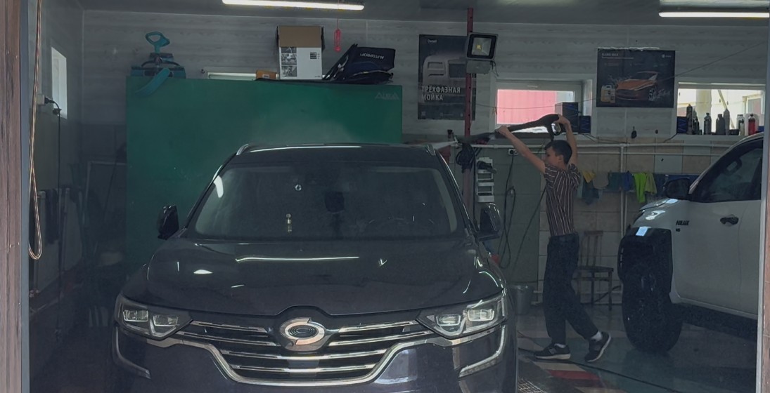 러시아 사람이 세차를 해주는 모습