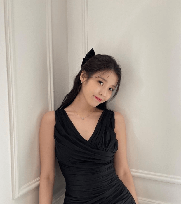 검은 드레스를 입은 아이유