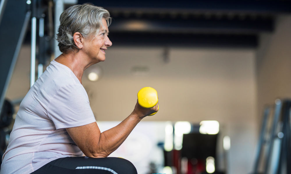헬스장에서 운동하는 할머니