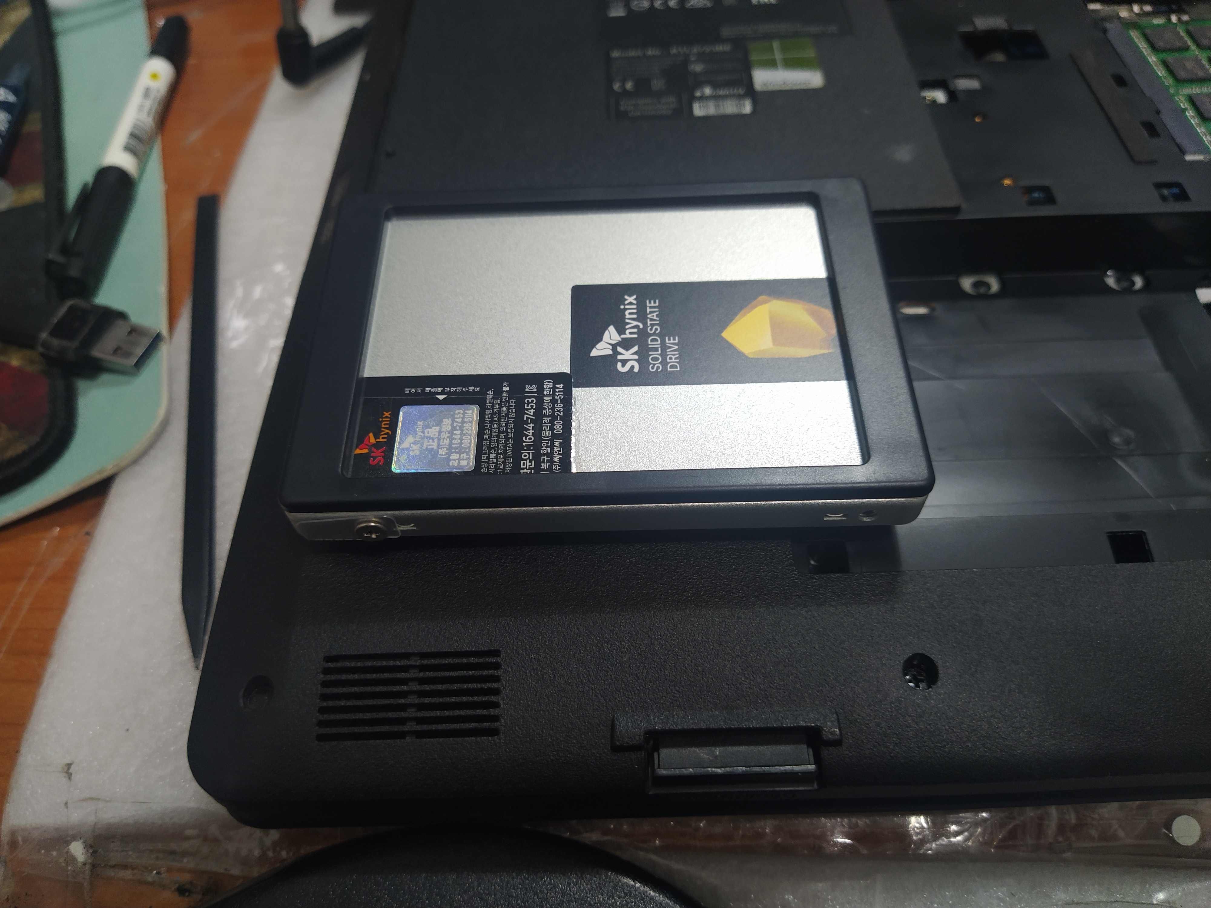 하드디스크 충격방지용 스펀지를 장착했습니다. 