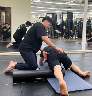 폼롤러를-이용하여-무릎의-전면근육을-풀어주다