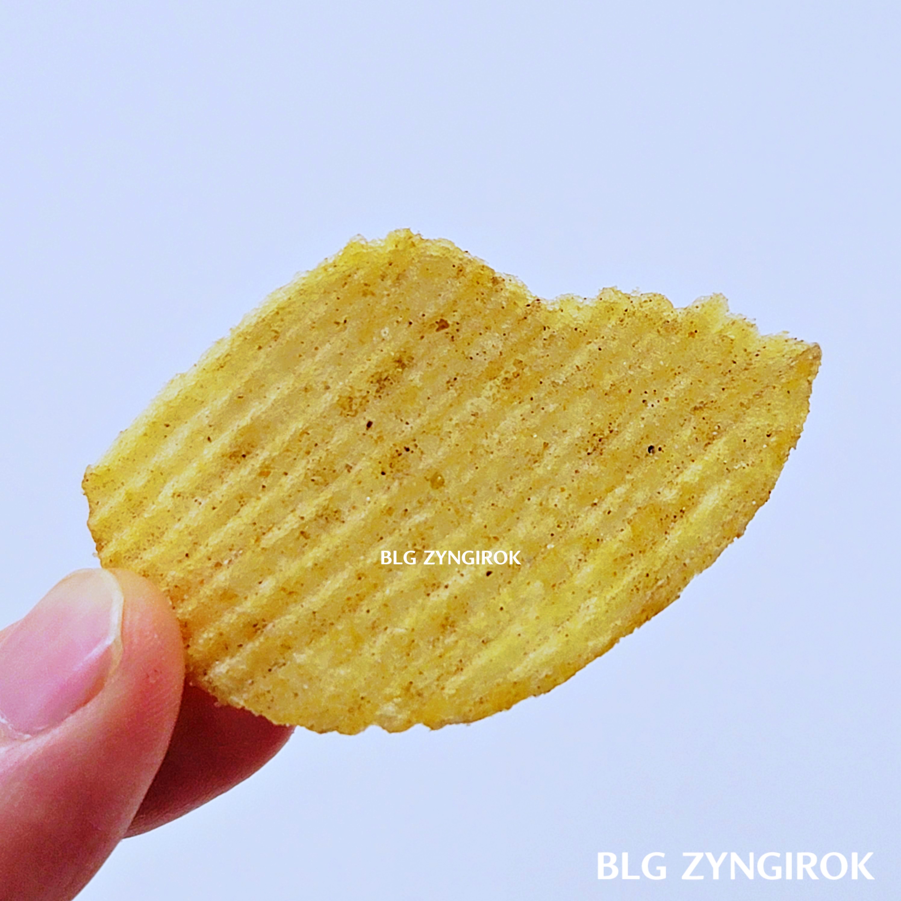 포테토칩 교촌간장치킨맛 하나를 들고 있다.