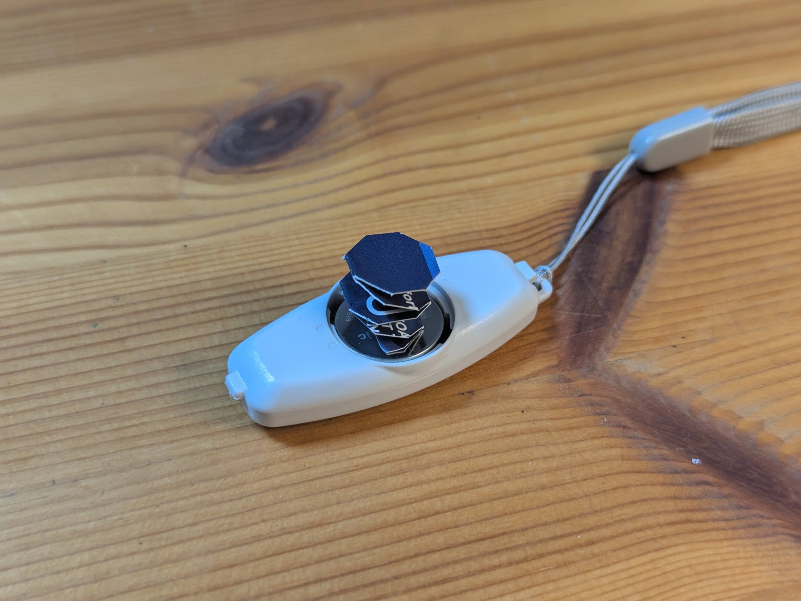 벤로 스위치 홀더에 CR1620 배터리를 넣은 후 종이 스프링을 장착한 모습