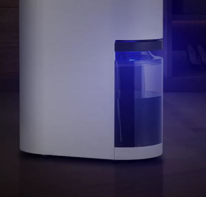 어두운 곳에서 제습기의 물통의 양을 확인할 수 있게 파란빛으로 빛나는 LG제습기