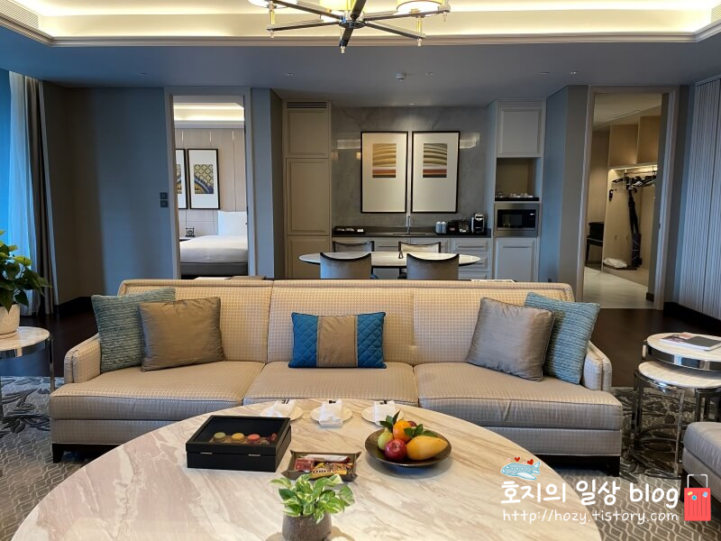 방콕 신돈 켐핀스키 그랜드 이그제큐티브 스위트룸 거실과 주방 전경