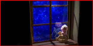 별빛을 벗삼아 즐거움을 찾는 작은 인형의 모습