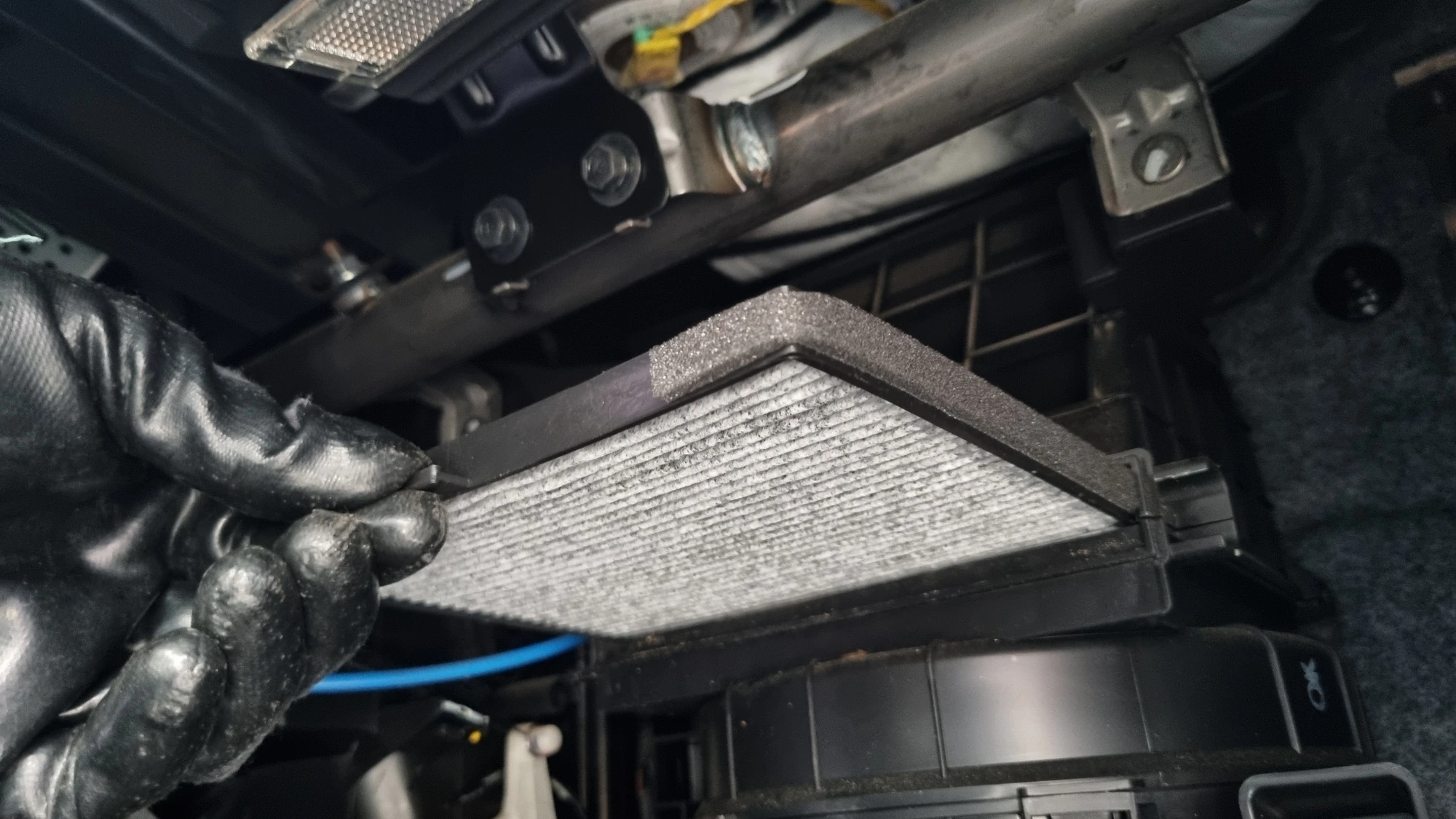 에어컨필터 빼는 모습