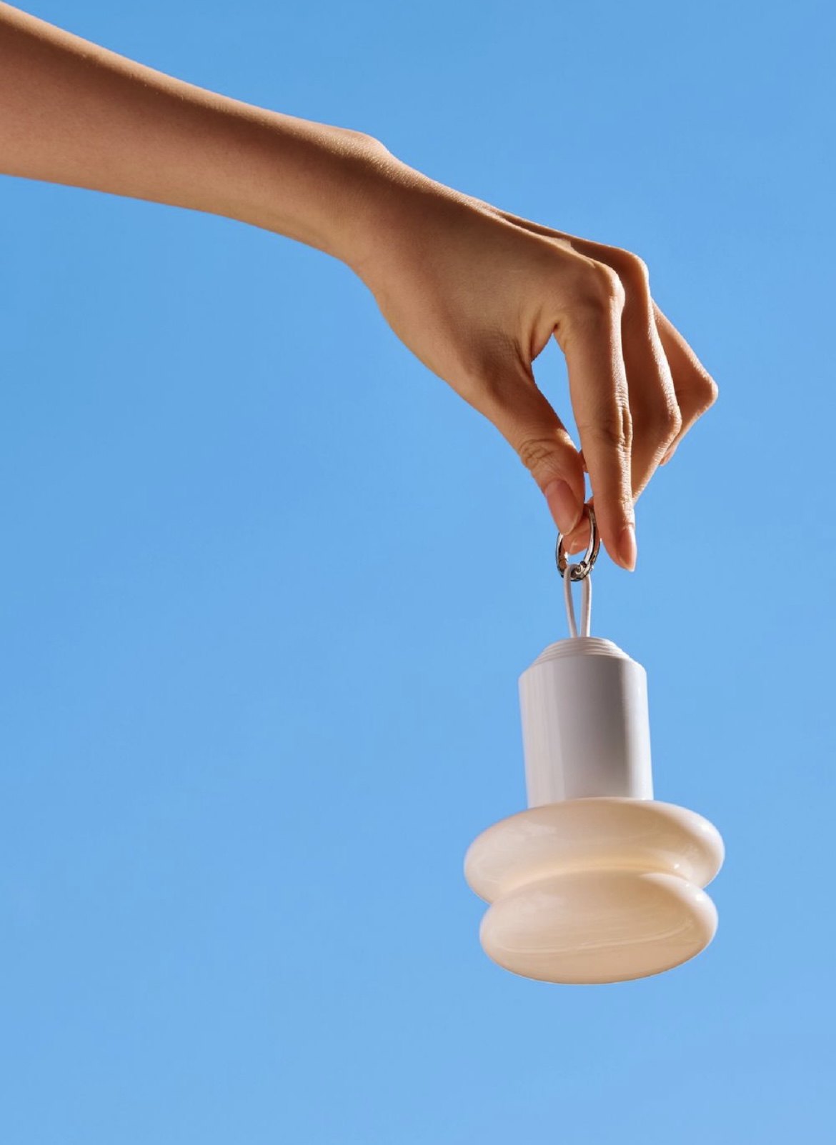 세로 구도의 고급스럽게 포장된 선물 상자 – 감성적인 분위기 속에 정성스러운 선물 연출 장면